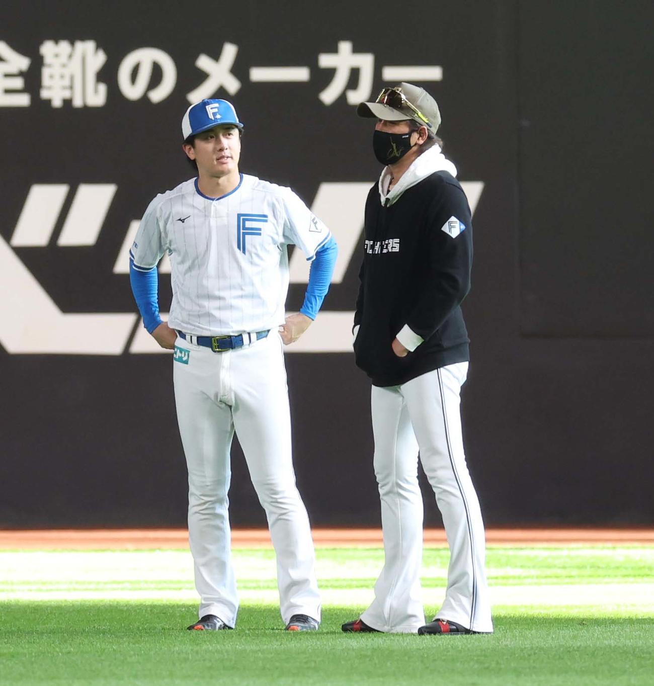 北山と話す新庄監督（撮影・黒川智章）