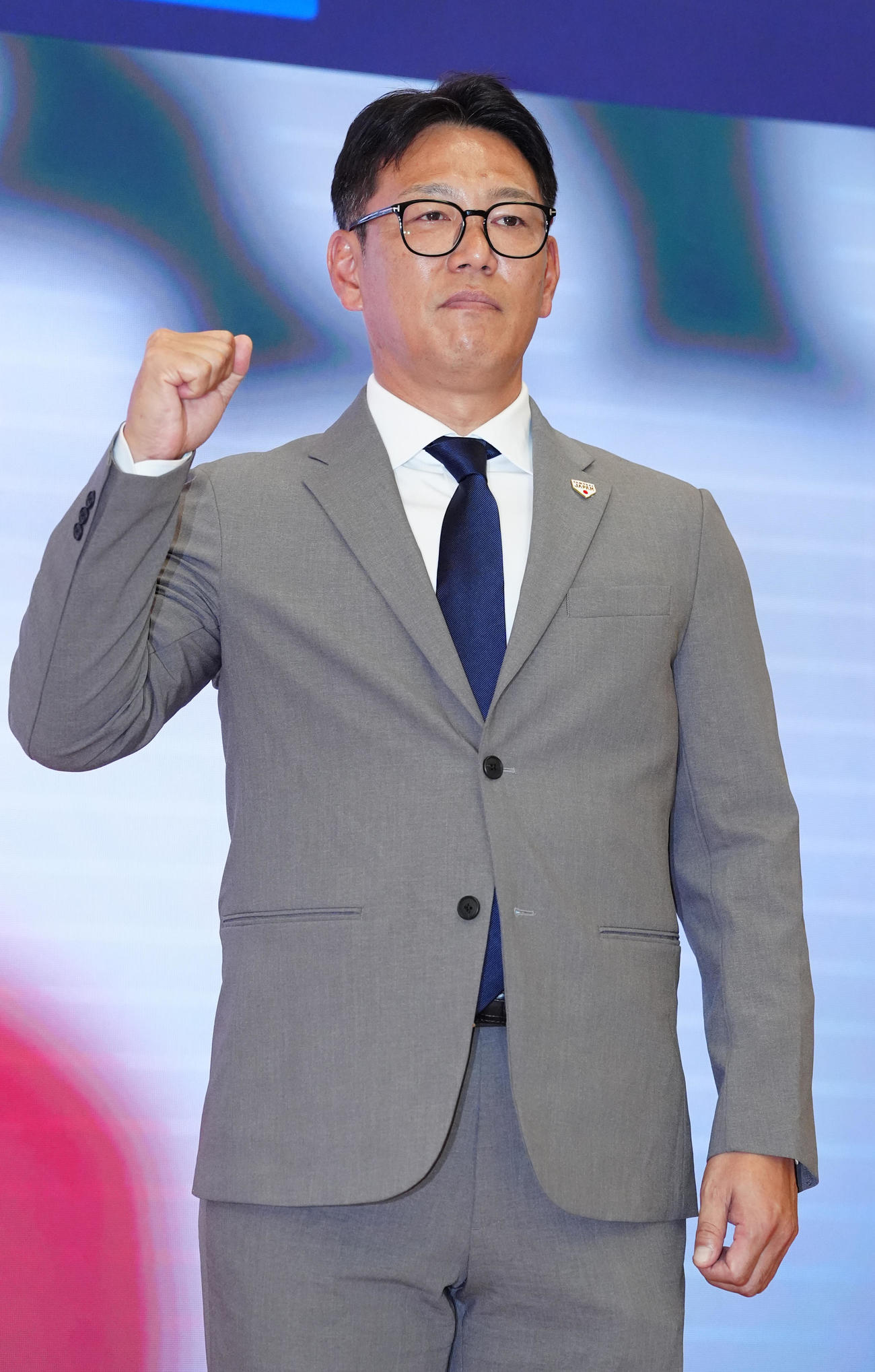 日韓戦のメンバー発表会見に臨み、写真に納まる侍ジャパン井端監督（撮影・江口和貴）