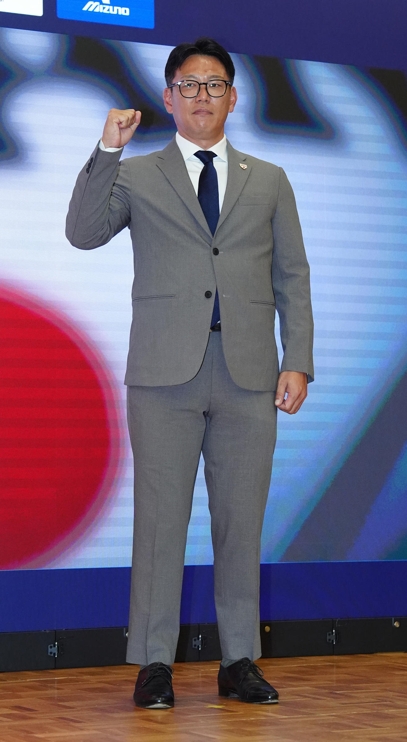 日韓戦のメンバー発表会見に臨み、写真に納まる侍ジャパン井端監督（撮影・江口和貴）