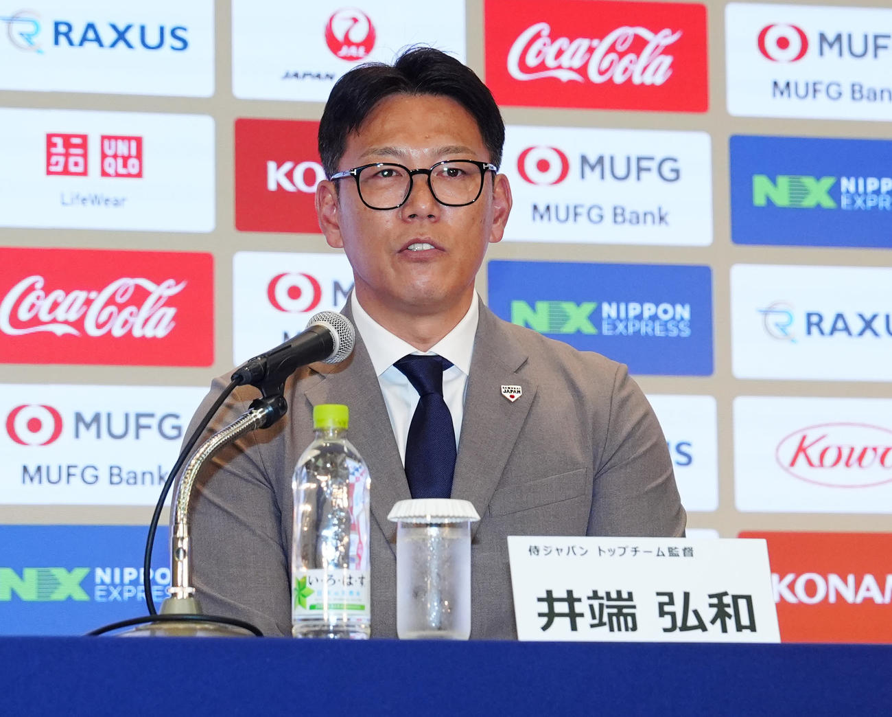 日韓戦のメンバー発表会見に臨む侍ジャパン井端監督（撮影・江口和貴）