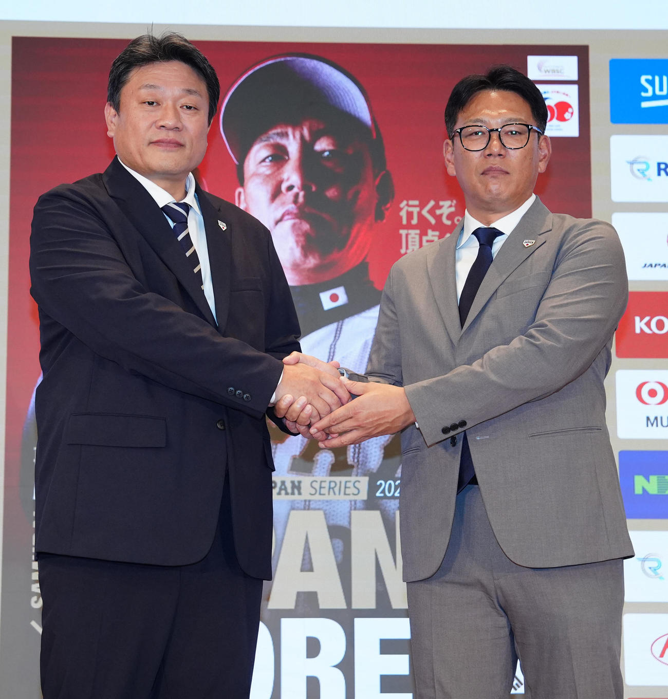 日韓戦のメンバー発表会見に臨み、NPB中村事務局長（左）と握手を交わす侍ジャパン井端監督（撮影・江口和貴）