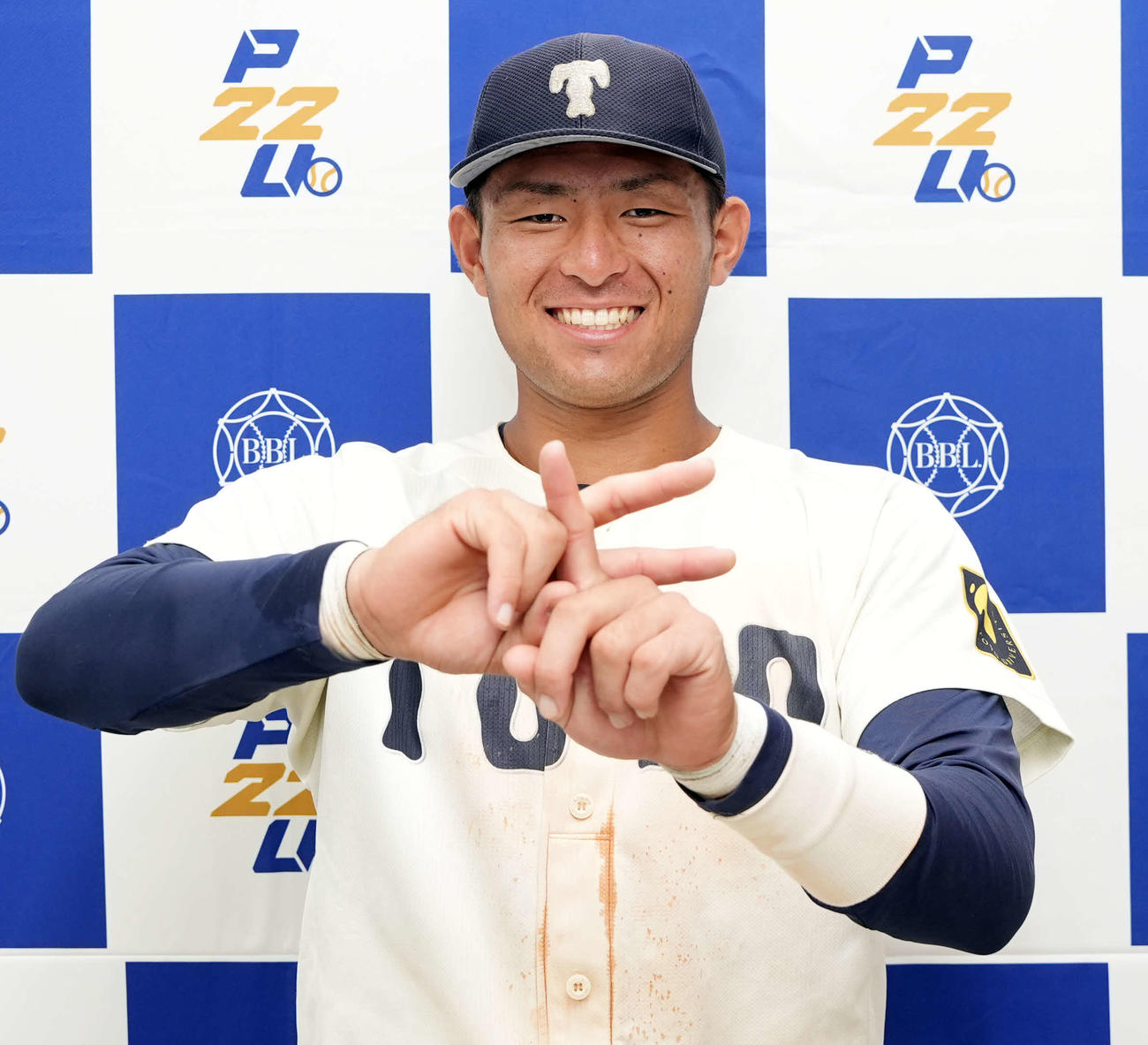 東洋大対亜大　亜大に勝利し、会見でポーズをする東洋大・池田（撮影・小島史椰）