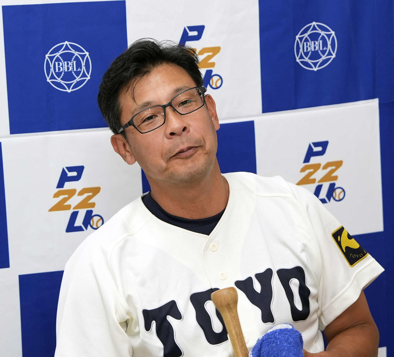 東洋大対亜大　亜大に勝利し、会見で笑顔を見せる東洋大・井上大監督（撮影・小島史椰）