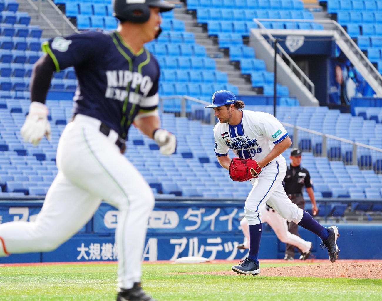 DeNA対日本通運　4回から登板もこの回だけで5失点と打ち込まれたDeNAバウアー（撮影・清水貴仁）