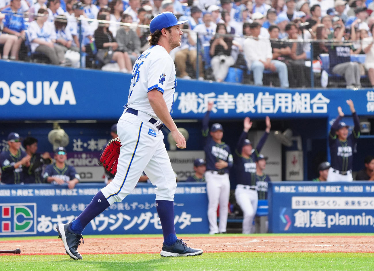 DeNA対日本通運　4回から登板もこの回だけで5失点と打ち込まれたDeNAバウアー（撮影・清水貴仁）