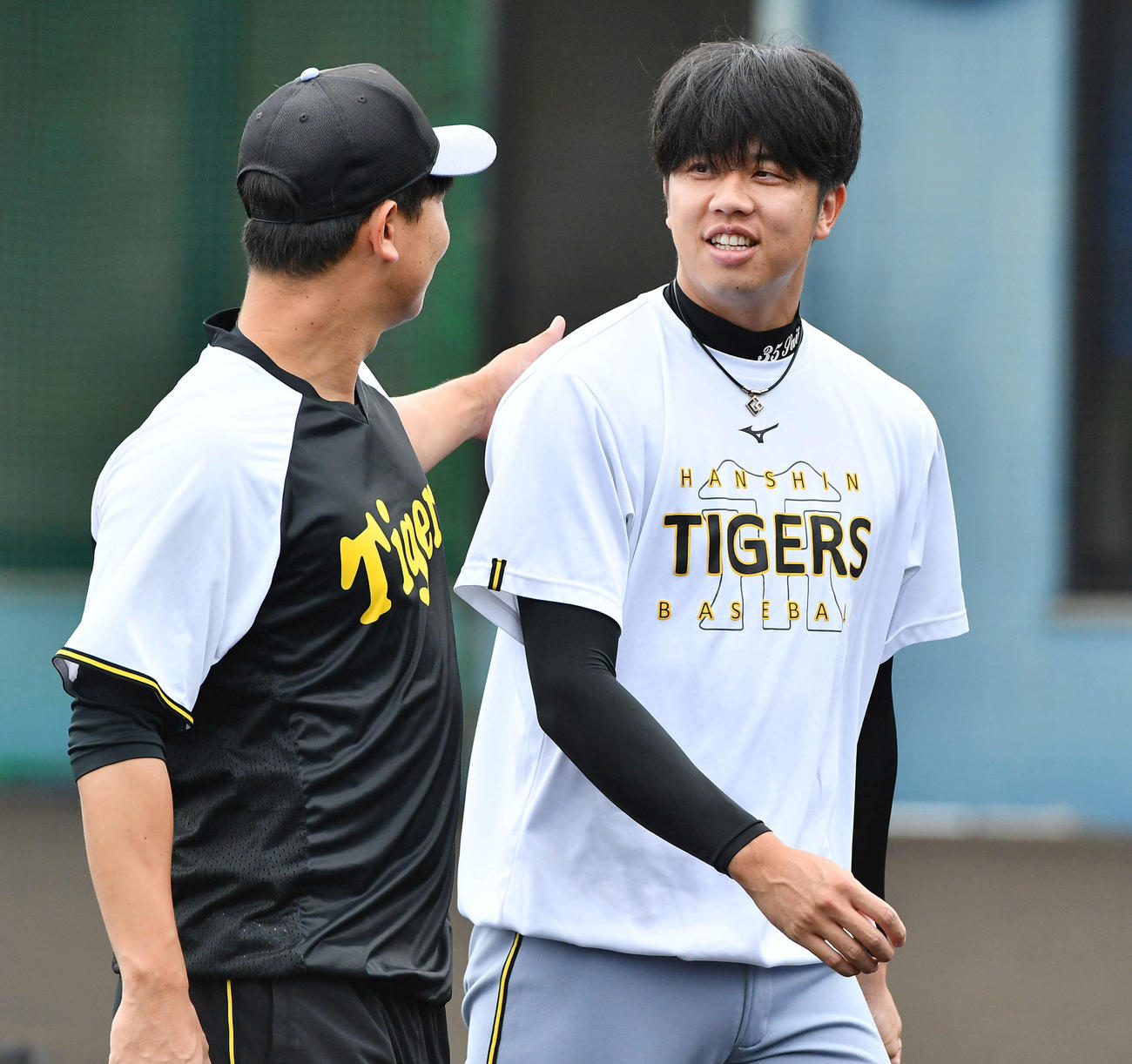 西武対阪神　試合前、畠（左）と談笑する阪神才木（撮影・岩下翔太）