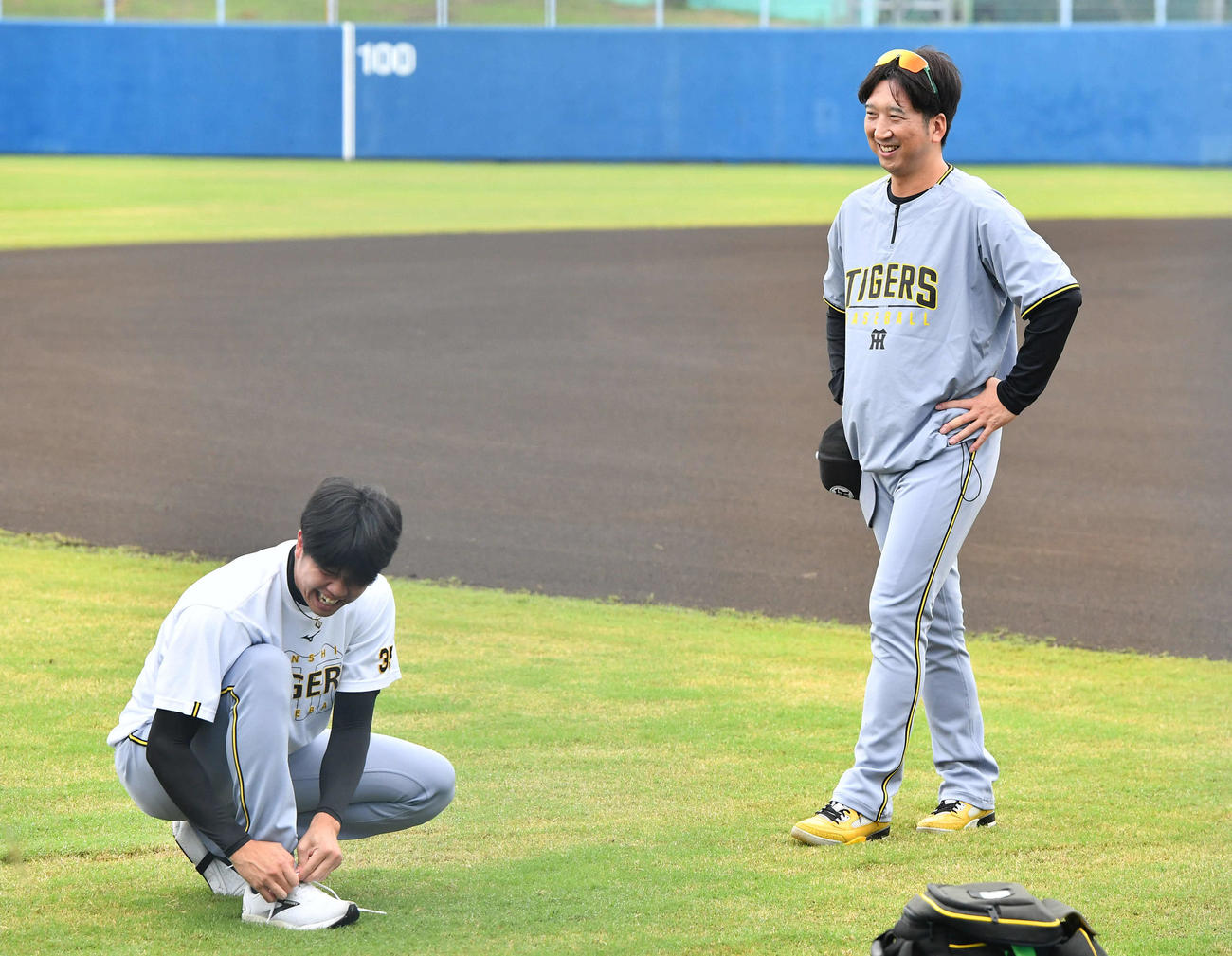 西武対阪神　試合前、才木（左）と談笑する阪神藤川監督（撮影・岩下翔太）