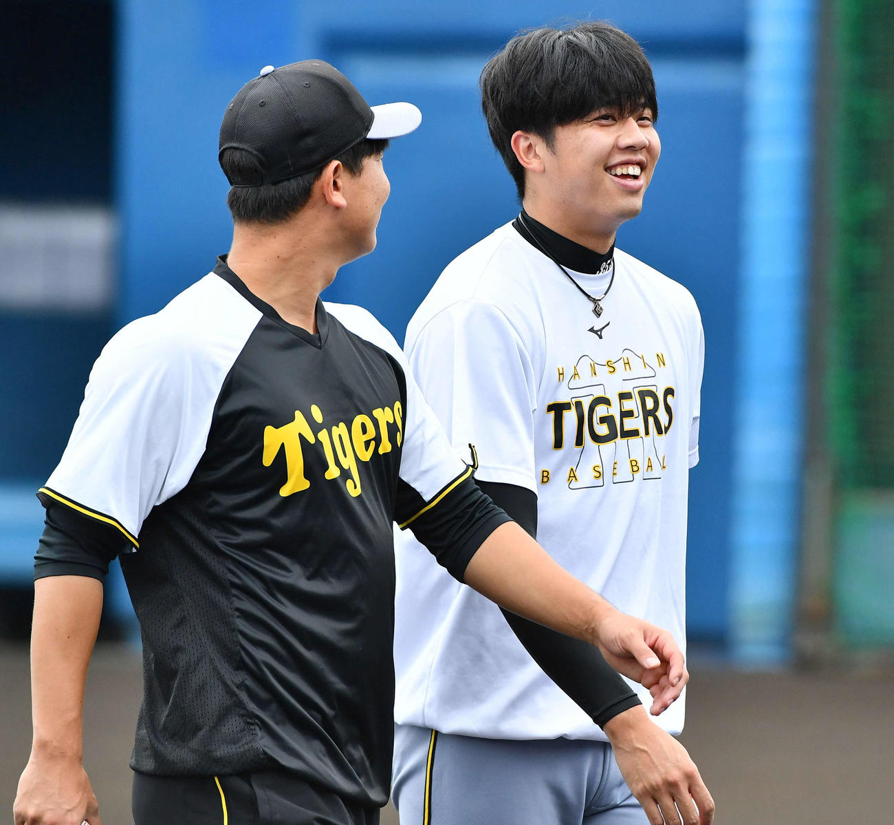 西武対阪神　試合前、畠（左）と談笑する阪神才木（撮影・岩下翔太）