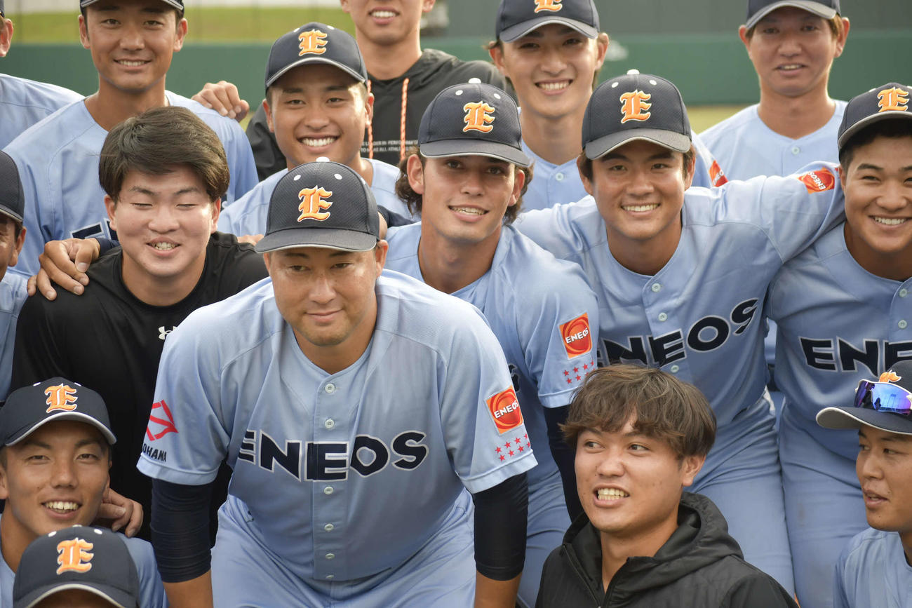 ENEOSでの最後の公式戦を終え、チームメートと記念写真に収まる元レッドソックスの田沢（撮影・平山連）