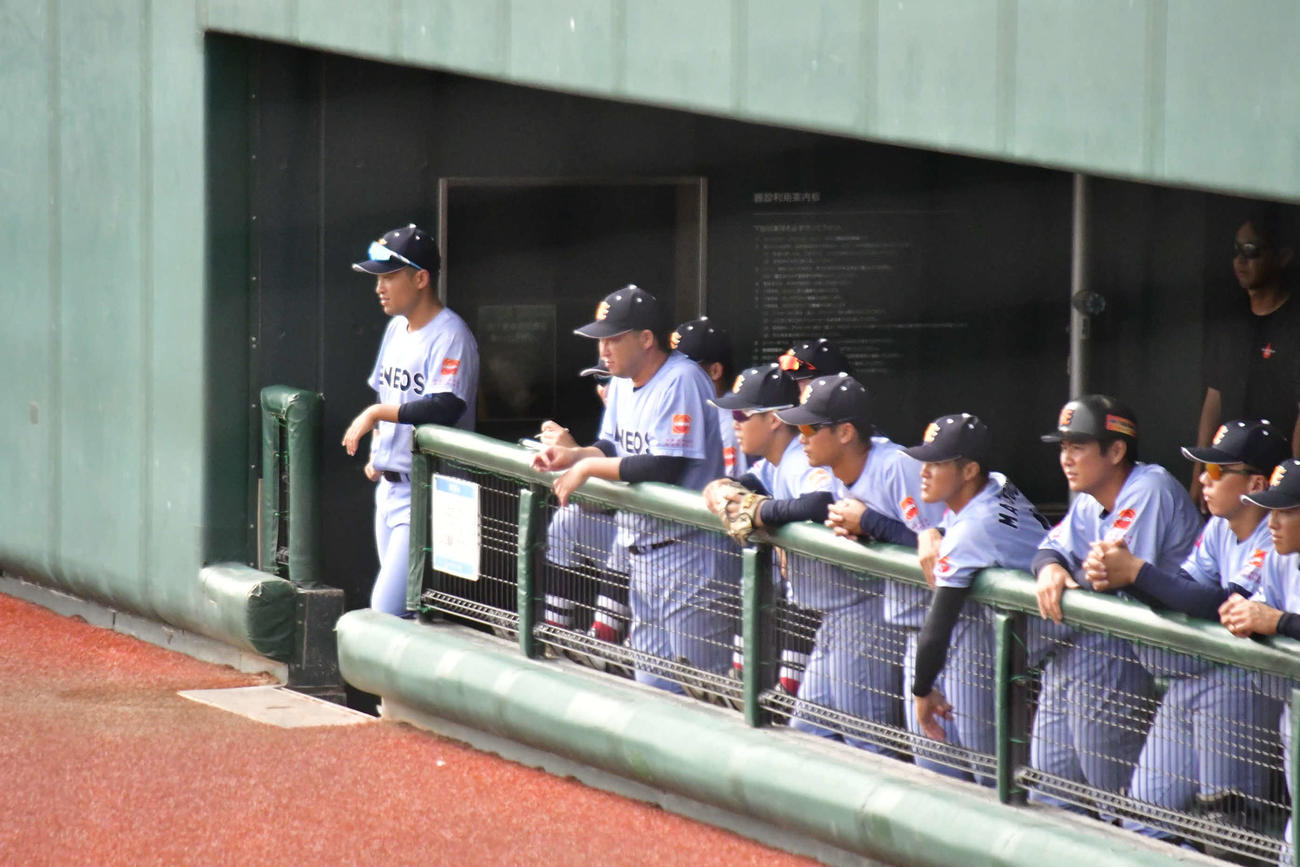 ベンチから試合を見つめるENEOSの田沢（撮影・平山連）