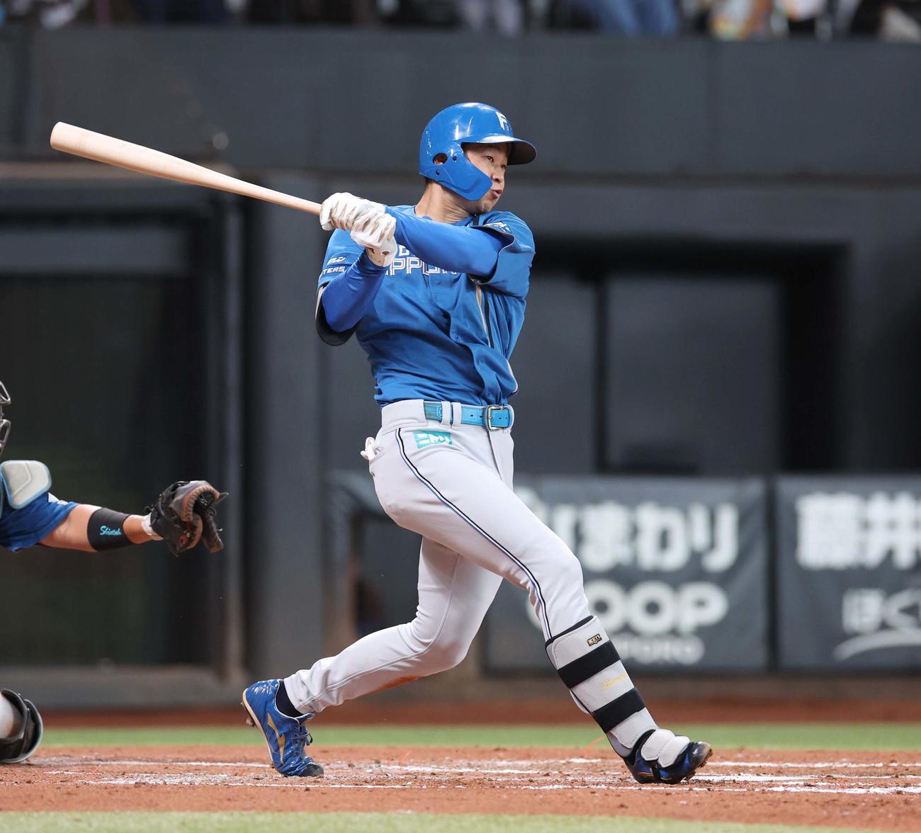 日本ハム紅白戦　3回表紅組1死、右越え本塁打を放つ石井（撮影・黒川智章）