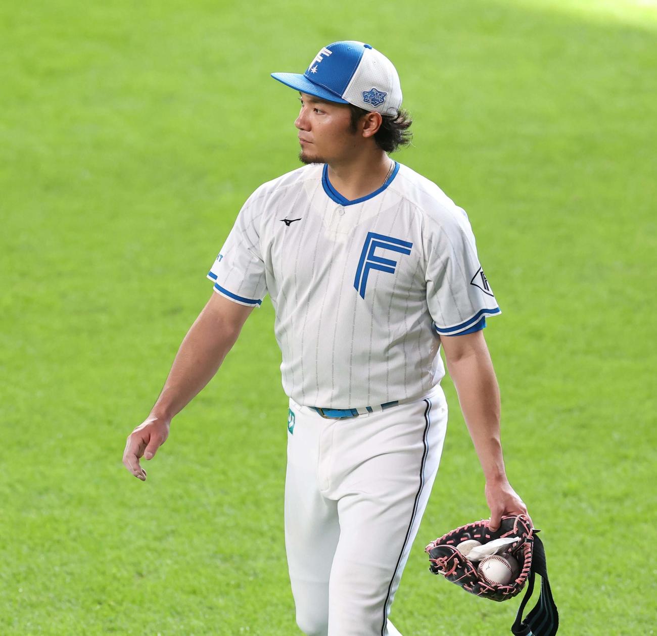 練習を終え引き揚げる日本ハム伊藤（撮影・黒川智章）