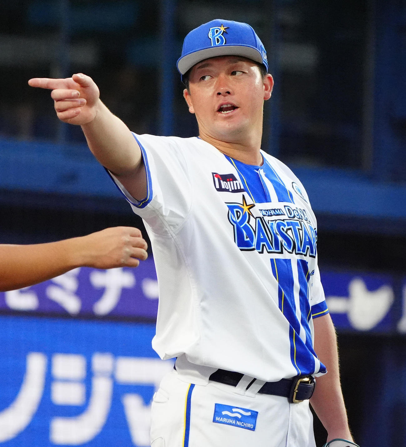 DeNA対日本通運　9回表、途中交代でベンチに下がったDeNA牧が守備を終えた野手を迎える（撮影・清水貴仁）