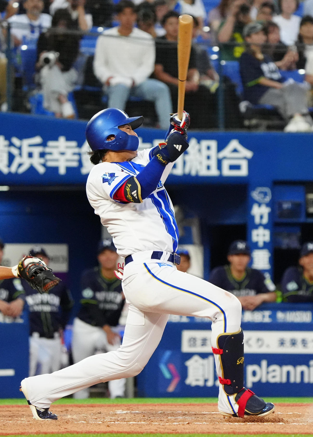 DeNA対日本通運　9回裏DeNA1死一塁、右越え2点本塁打を放つ度会（撮影・清水貴仁）