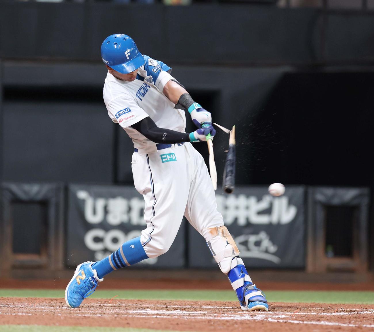 日本ハム紅白戦　5回裏白組2死二塁、バットを折りながら中前適時打を放つ万波（撮影・黒川智章）