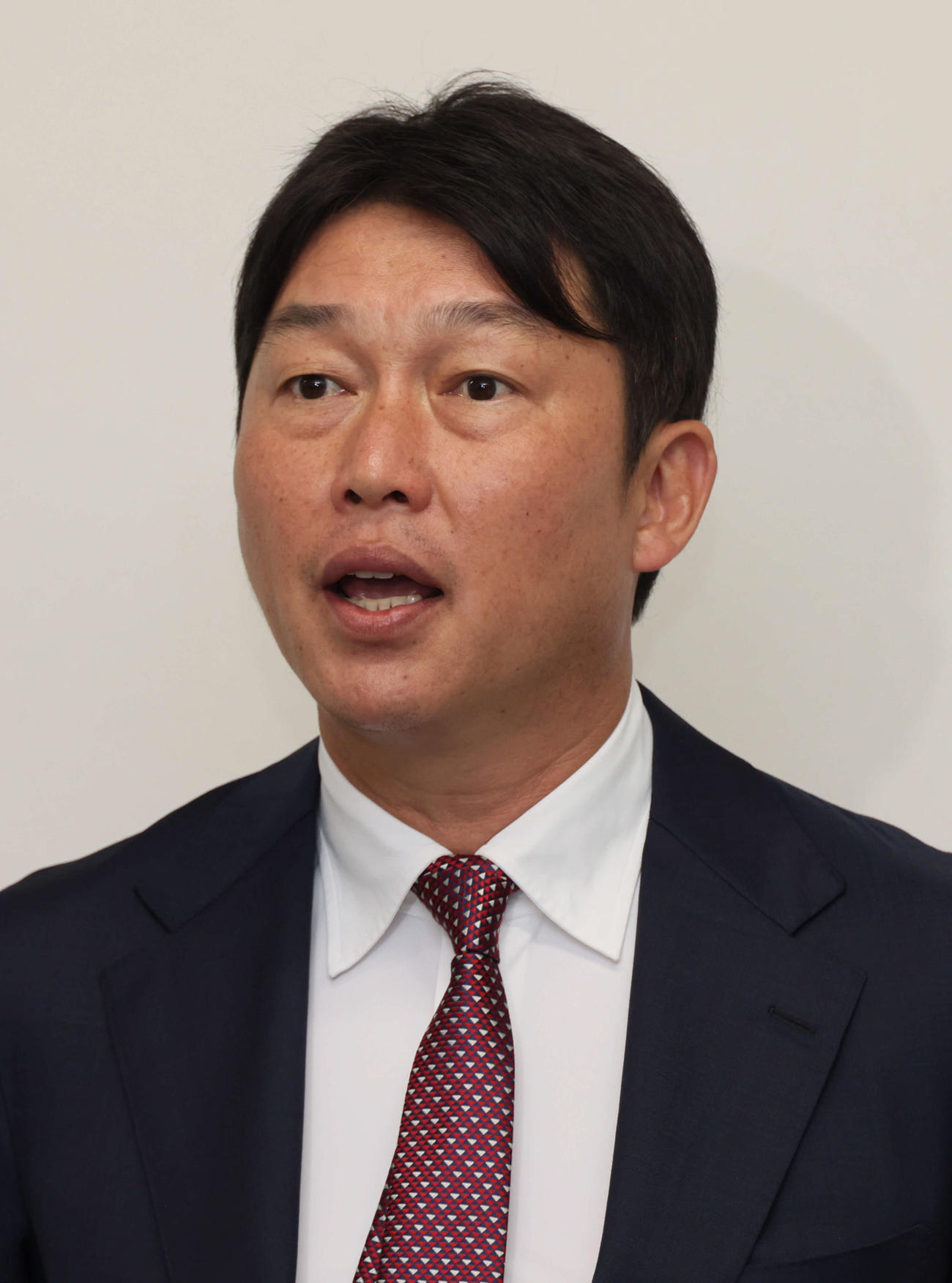 オーナー報告後、囲み取材に応じる広島新井監督（撮影・加藤孝規）
