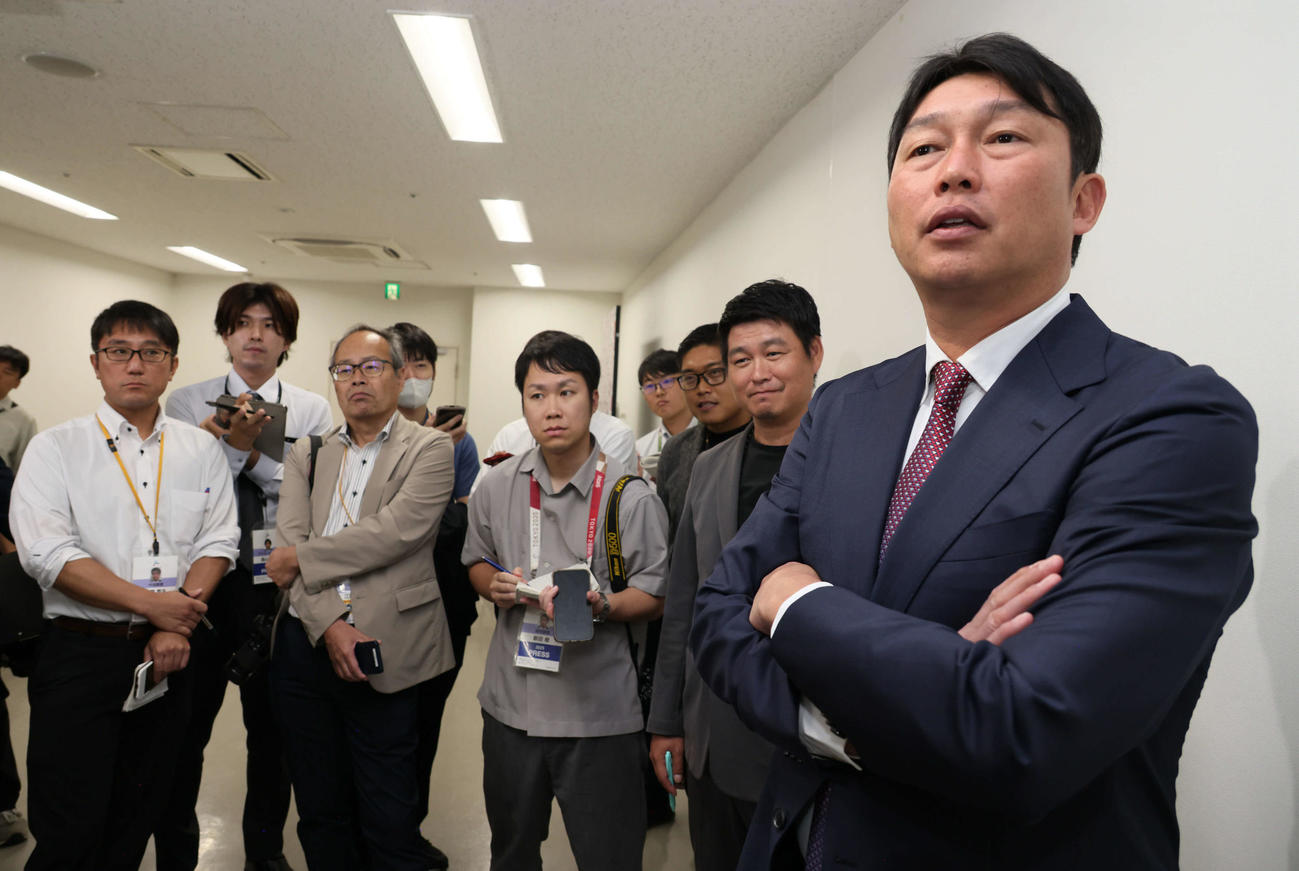 オーナー報告後、囲み取材に応じる広島新井監督（撮影・加藤孝規）