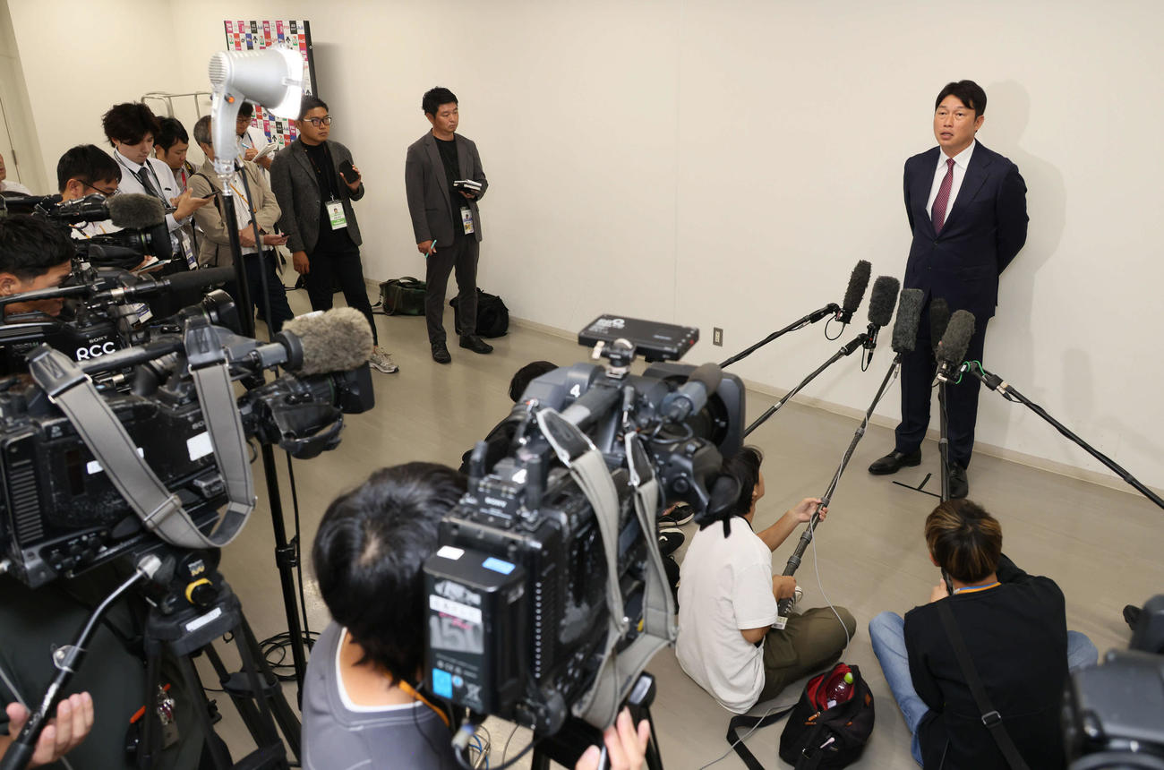 オーナー報告後、囲み取材に応じる広島新井監督（撮影・加藤孝規）