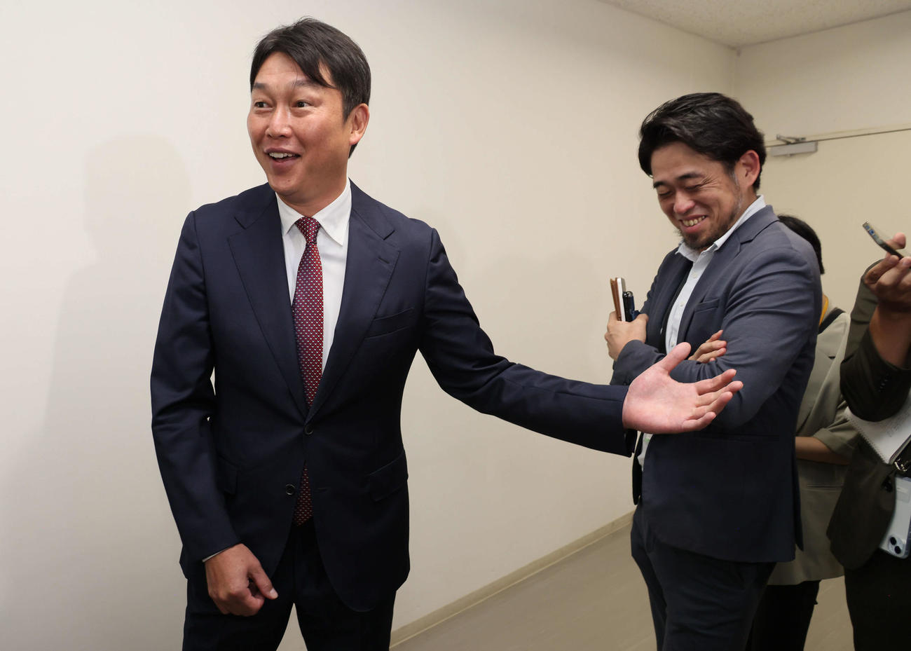 オーナー報告後、囲み取材に応じる広島新井監督（撮影・加藤孝規）