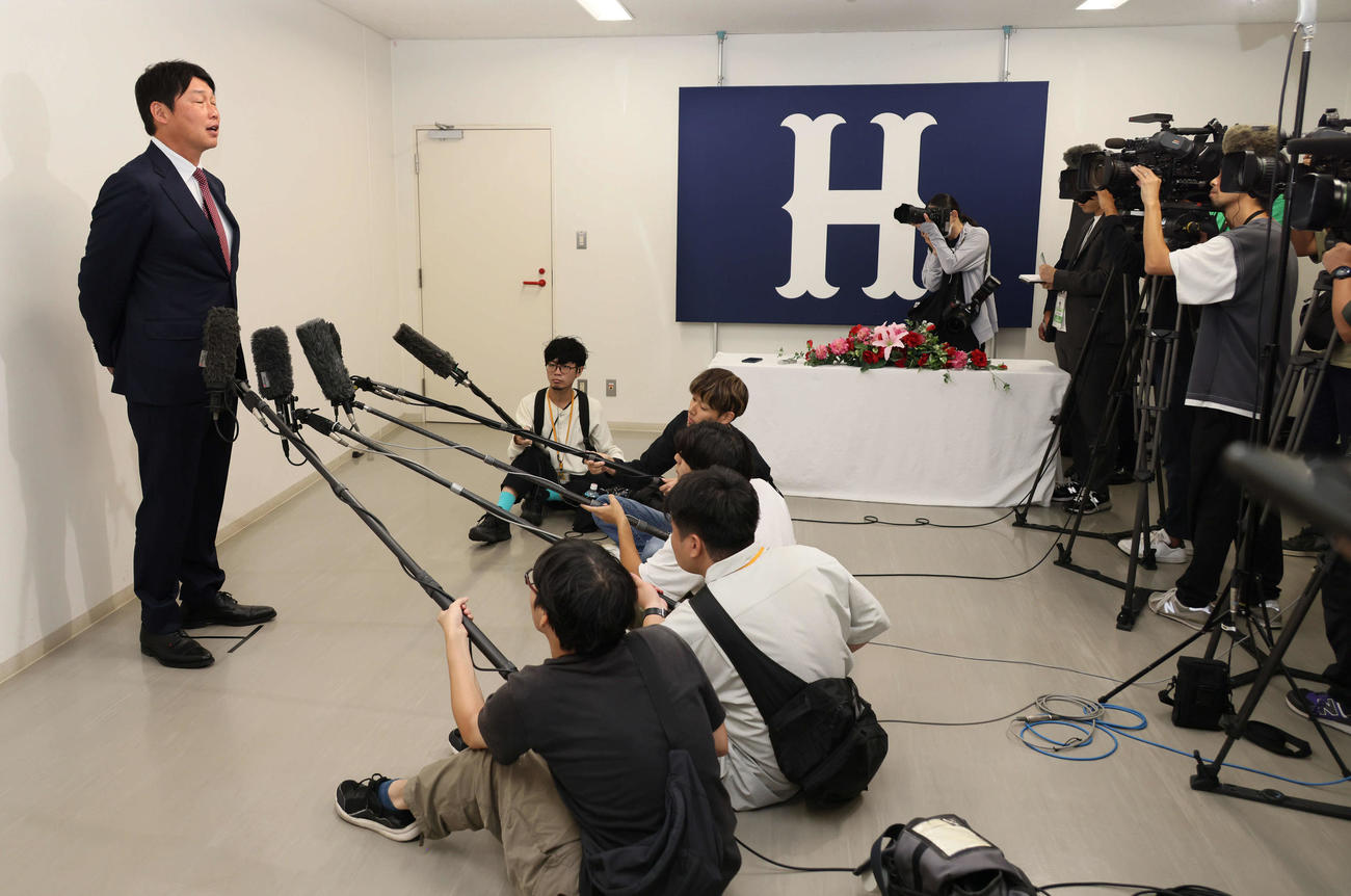 オーナー報告後、囲み取材に応じる広島新井監督（撮影・加藤孝規）