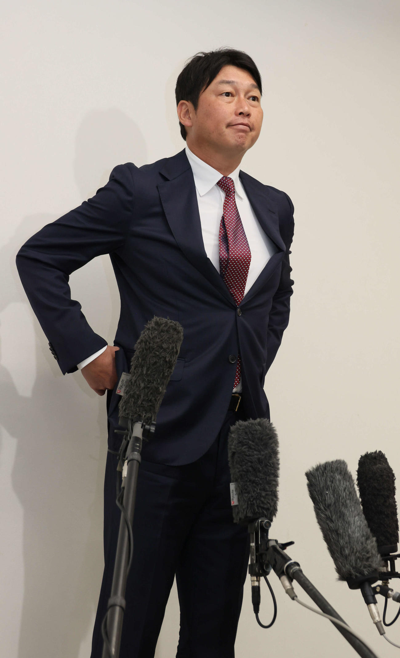 オーナー報告後、囲み取材に応じる広島新井監督（撮影・加藤孝規）
