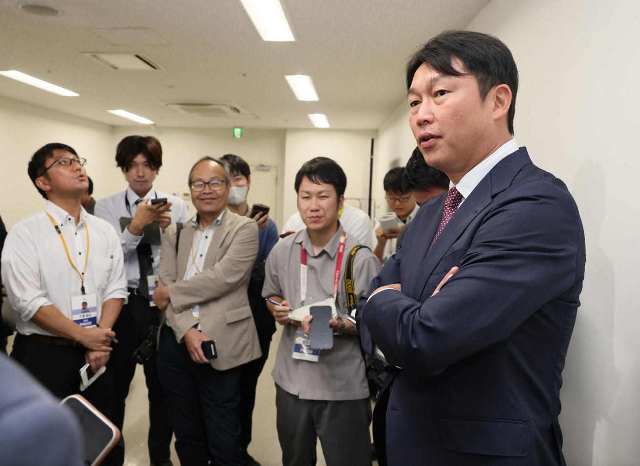 オーナー報告後、囲み取材に応じる広島新井監督（撮影・加藤孝規）