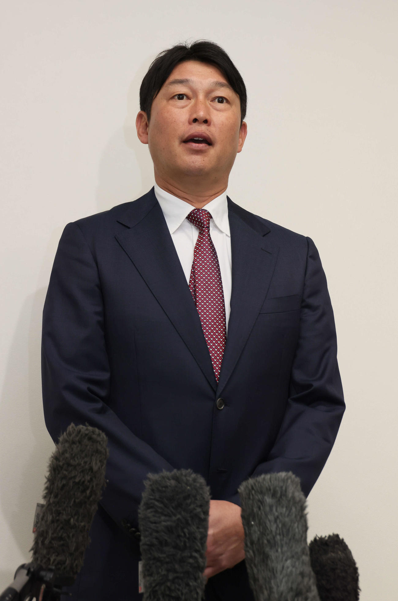 オーナー報告後、囲み取材に応じる広島新井監督（撮影・加藤孝規）