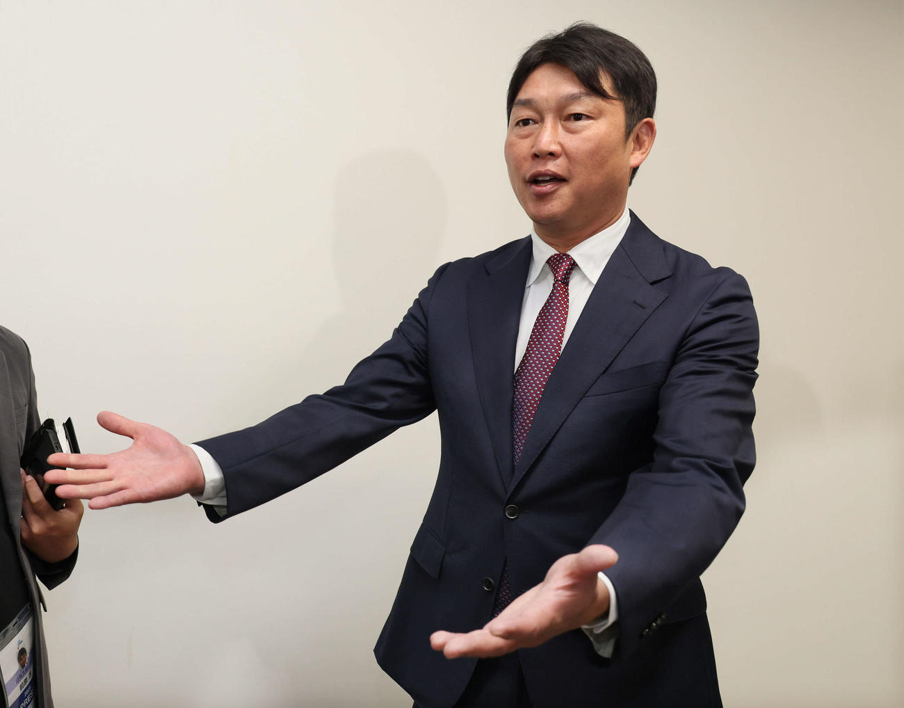 オーナー報告後、囲み取材に応じる広島新井監督（撮影・加藤孝規）