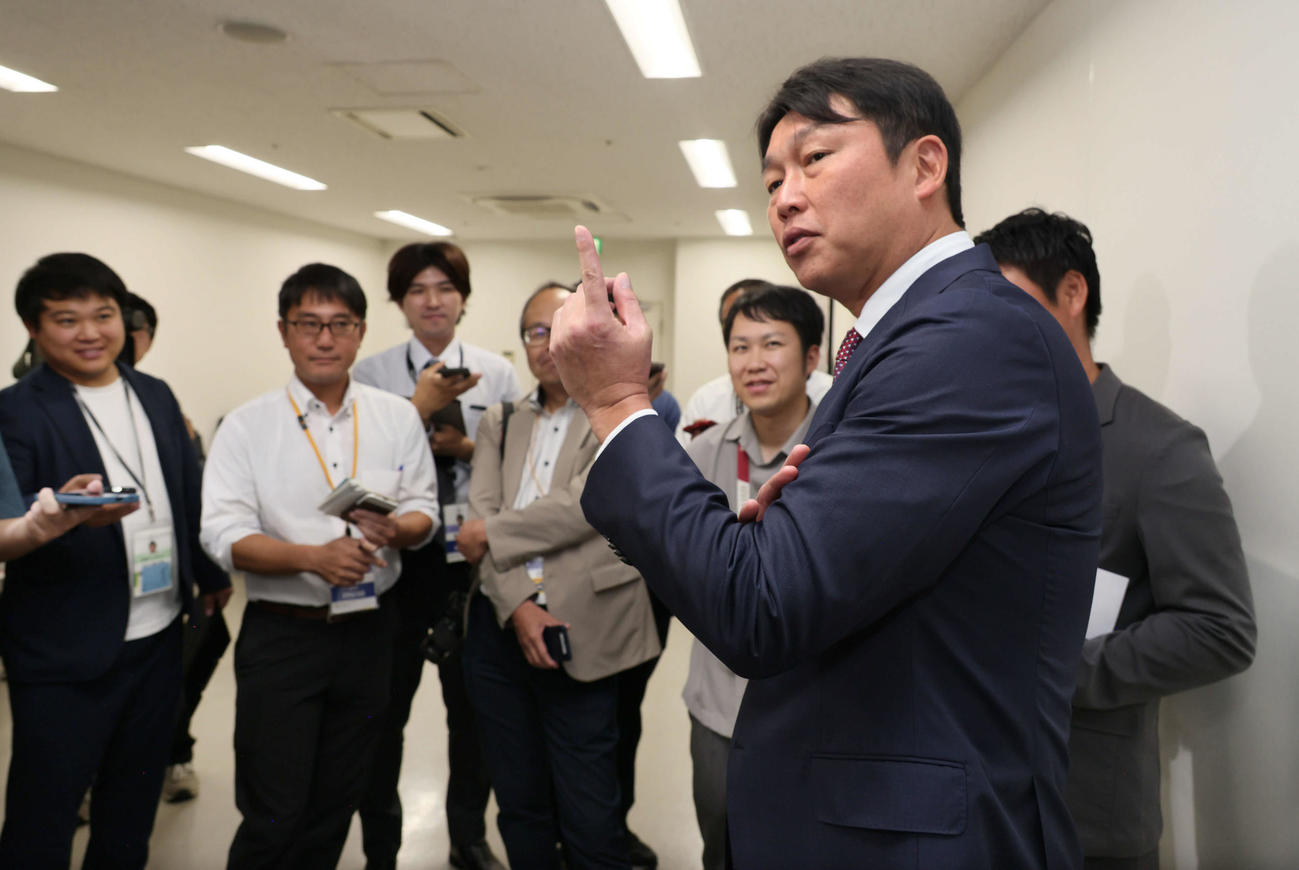 オーナー報告後、囲み取材に応じる広島新井監督（撮影・加藤孝規）