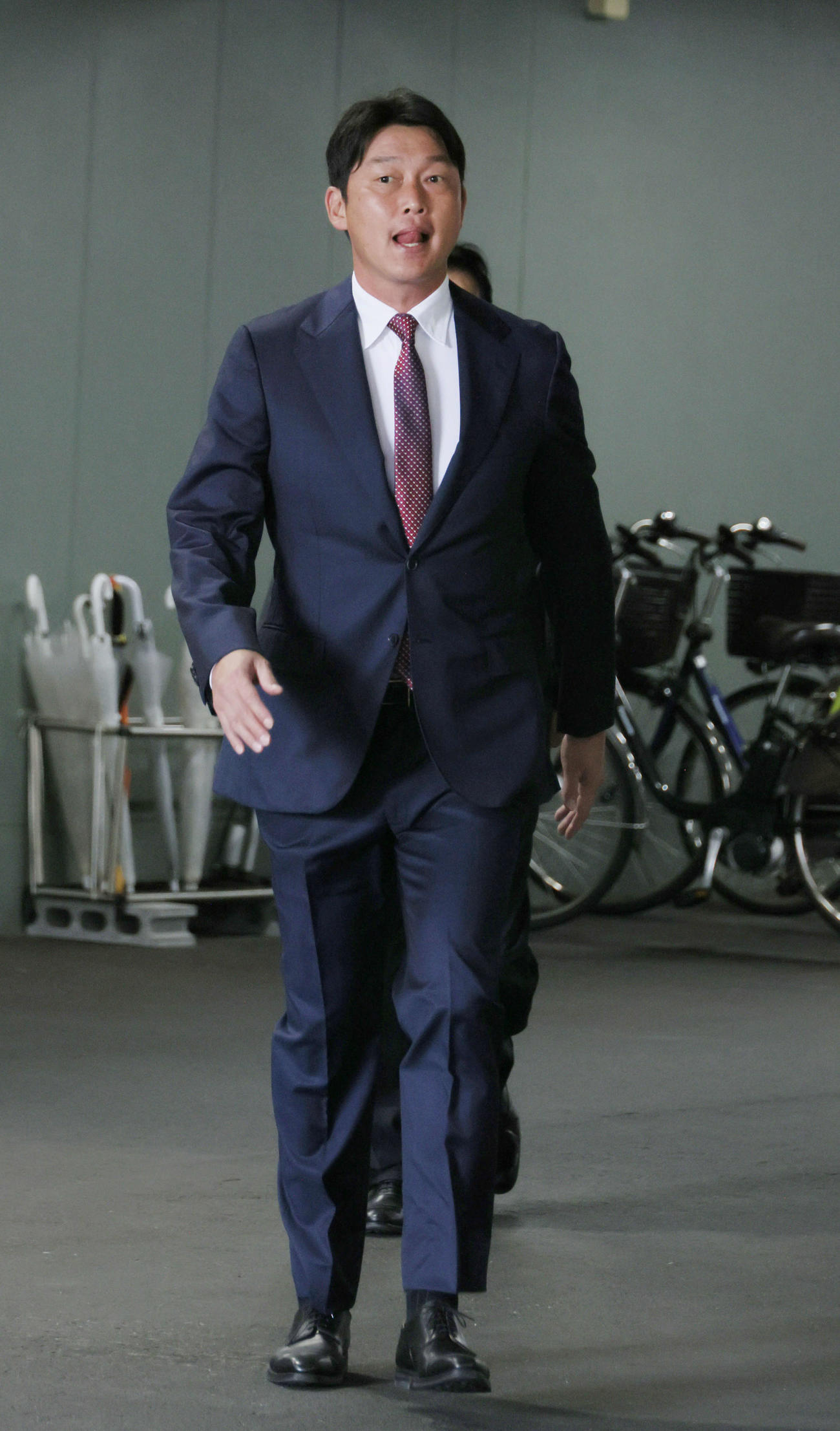 オーナー報告に向かう広島新井監督（撮影・加藤孝規）