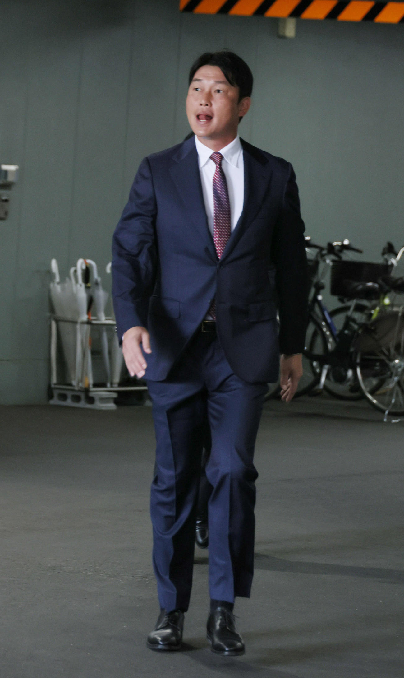 オーナー報告に向かう広島新井監督（撮影・加藤孝規）