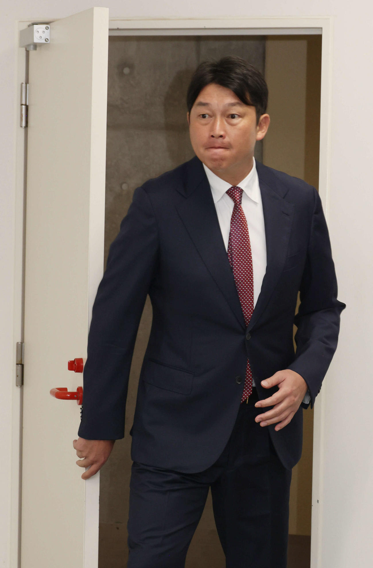 オーナー報告後、囲み取材に応じる広島新井監督（撮影・加藤孝規）
