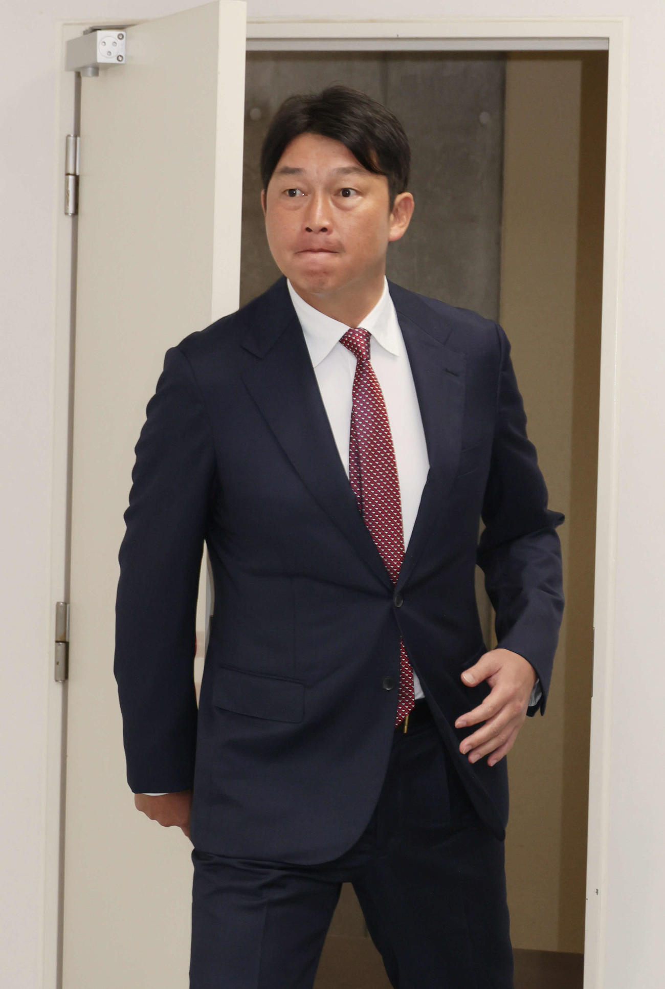 オーナー報告後、囲み取材に応じる広島新井監督（撮影・加藤孝規）