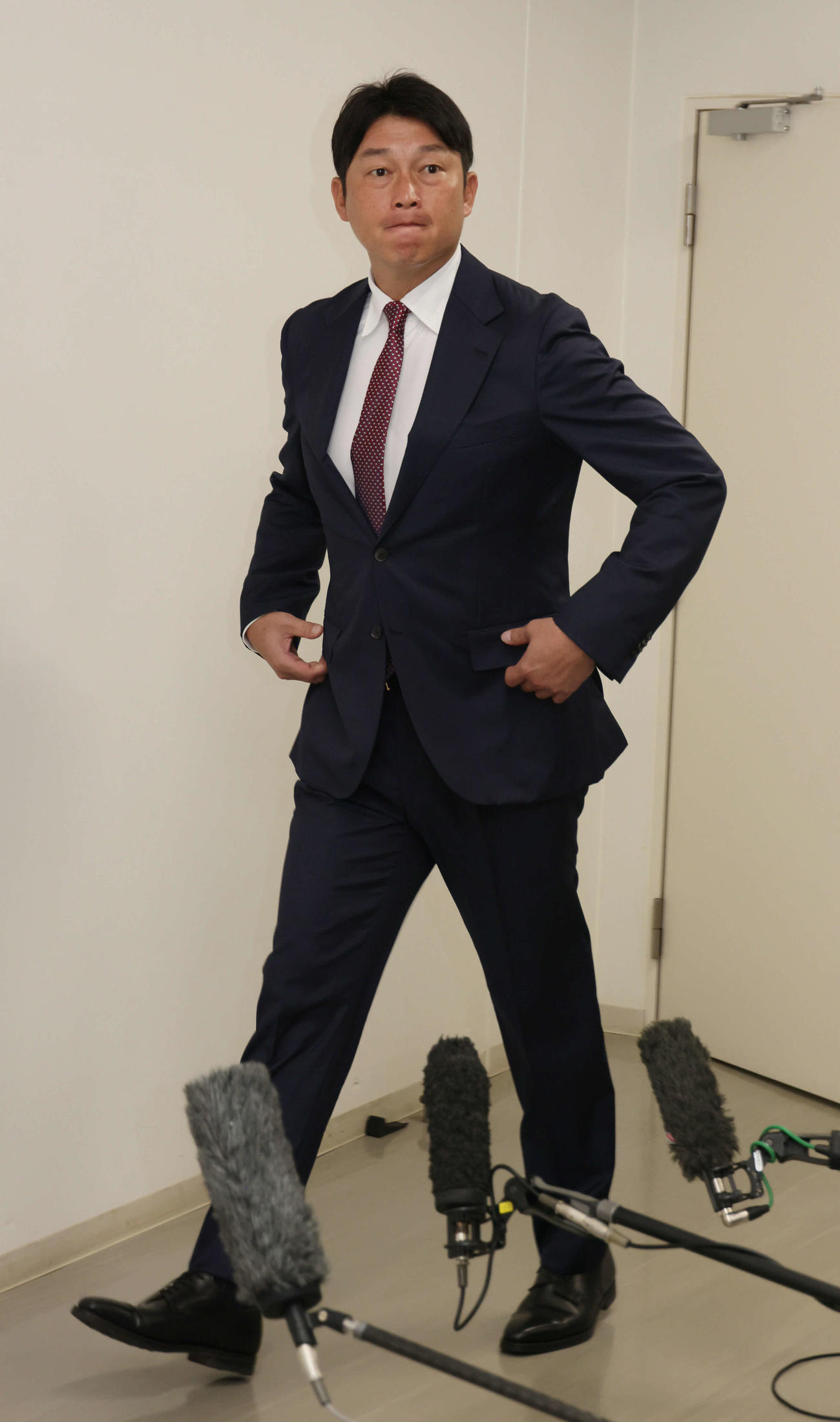 オーナー報告後、囲み取材に応じる広島新井監督（撮影・加藤孝規）