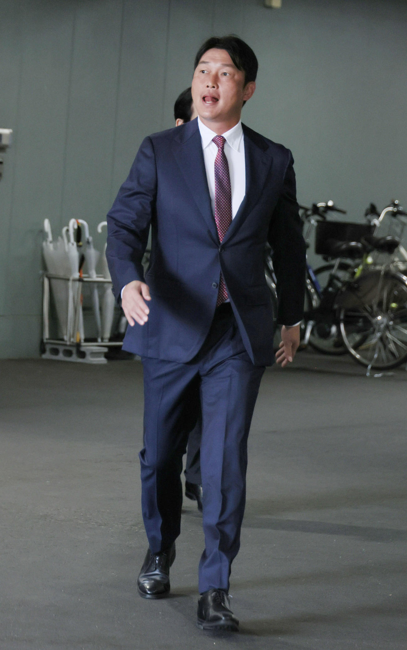 オーナー報告に向かう広島新井監督（撮影・加藤孝規）
