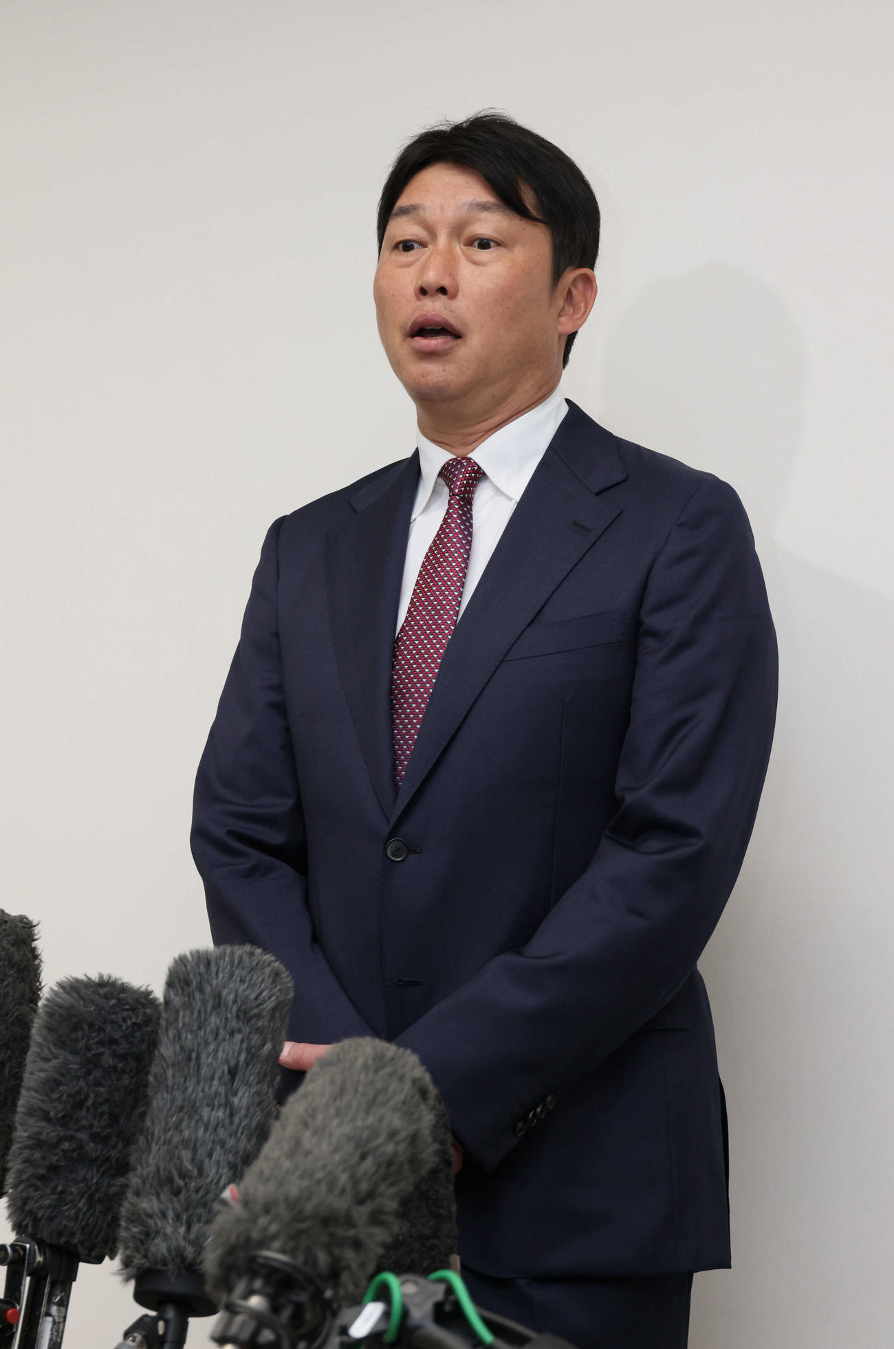 オーナー報告後、囲み取材に応じる広島新井監督（撮影・加藤孝規）