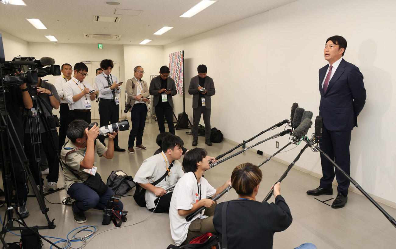 オーナー報告後、囲み取材に応じる広島新井監督（撮影・加藤孝規）