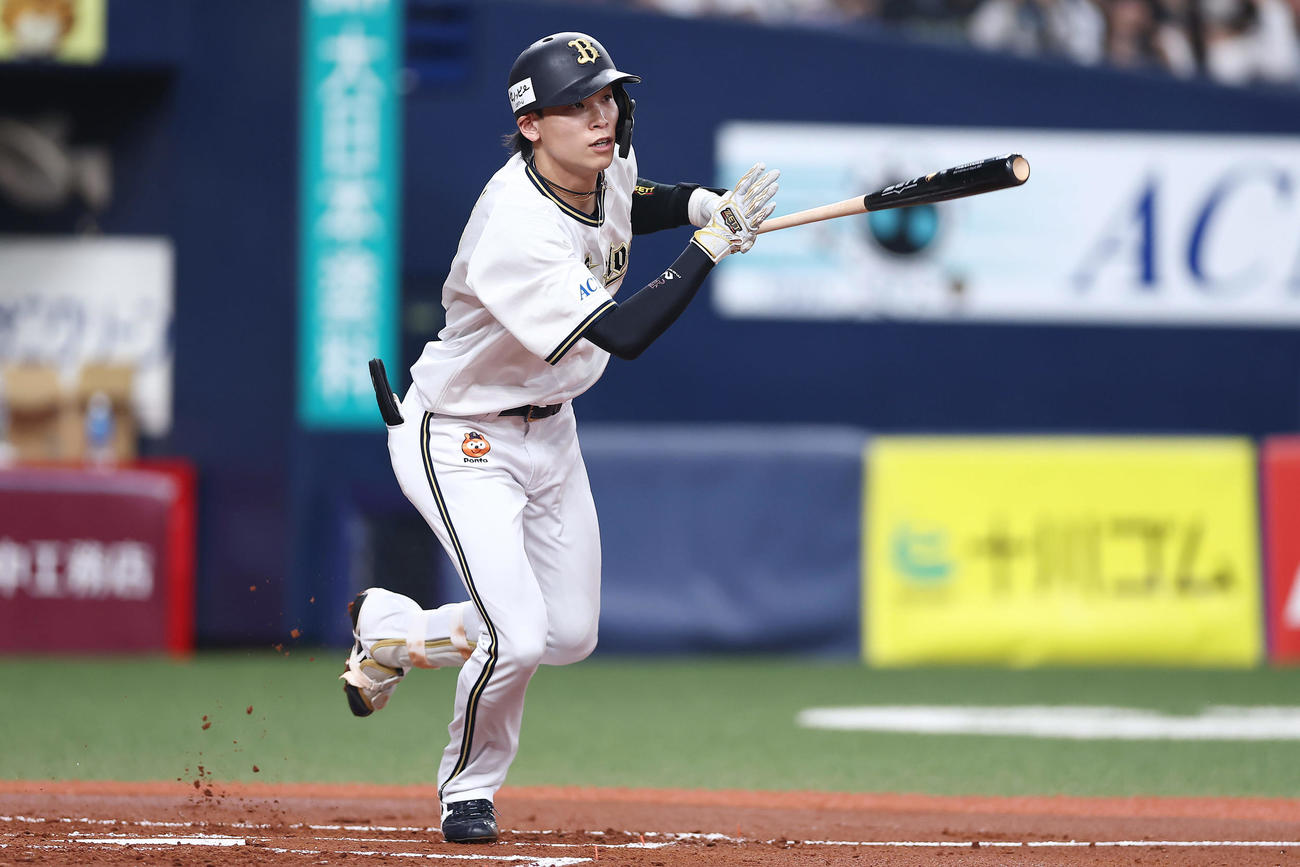 紅白戦の1回裏、右翼線へ適時二塁打を放つオリックス中川（撮影・前田充）