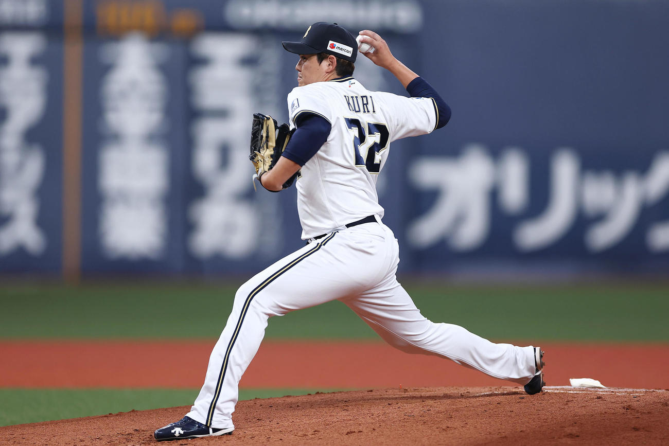 紅白戦の白組2番手で登板するオリックス九里（撮影・前田充）