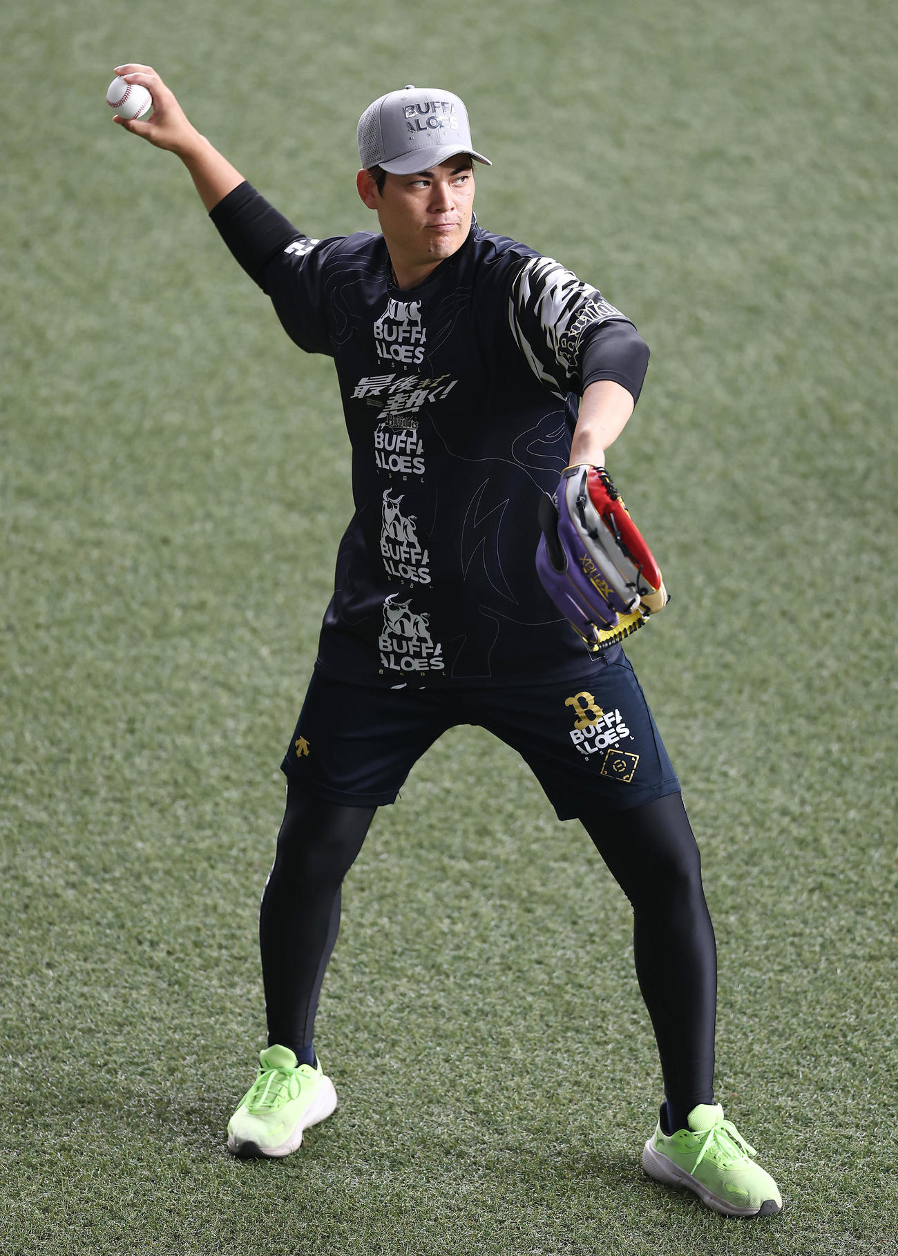 キャッチボールで調整するオリックス九里（撮影・前田充）