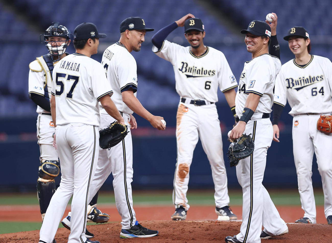 紅白戦の4回表、マウンドへ向かいナインらと言葉を交わすオリックス平野（左から3人目）（撮影・前田充）
