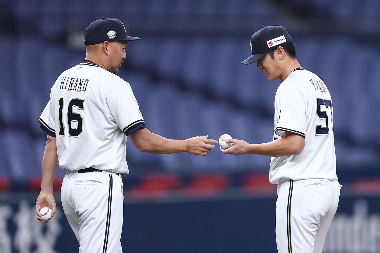 紅白戦の4回表、マウンドへ向かいオリックス山田（右）と言葉を交わす平野（撮影・前田充）