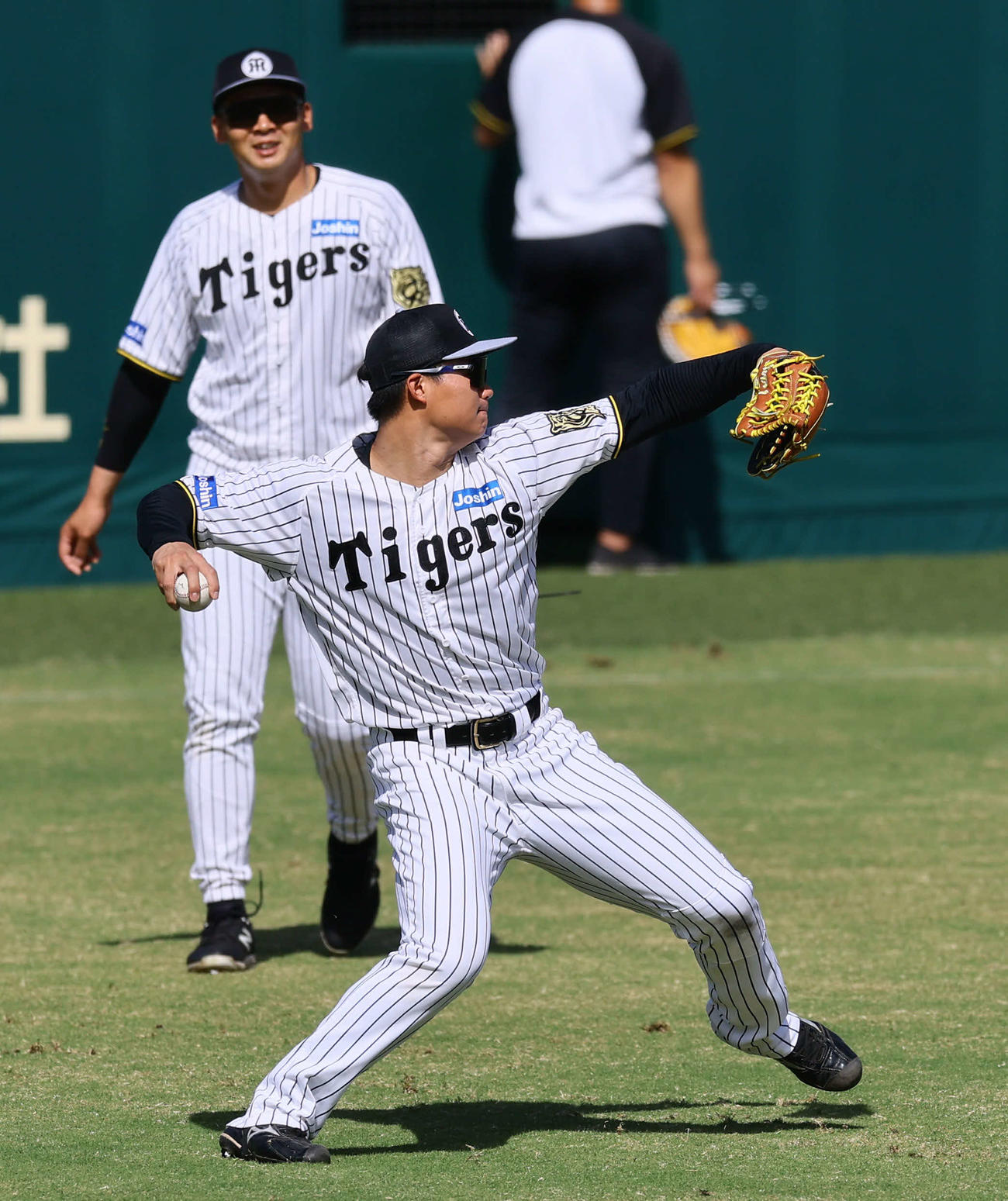 シートノックで送球する阪神森下（撮影・藤尾明華）