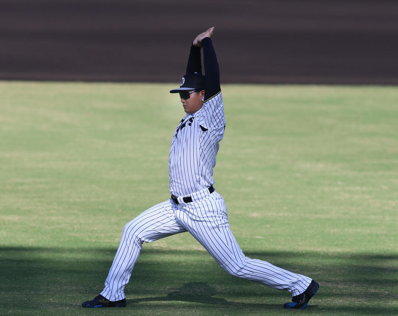 ストレッチをする阪神森下（撮影・藤尾明華