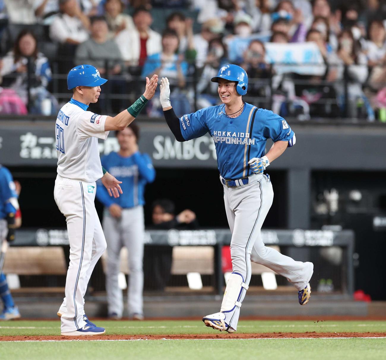 日本ハム紅白戦　3回表紅組1死二、三塁、左越え3点本塁打を放ち笑顔で森本コーチとタッチする松本剛（撮影・黒川智章）