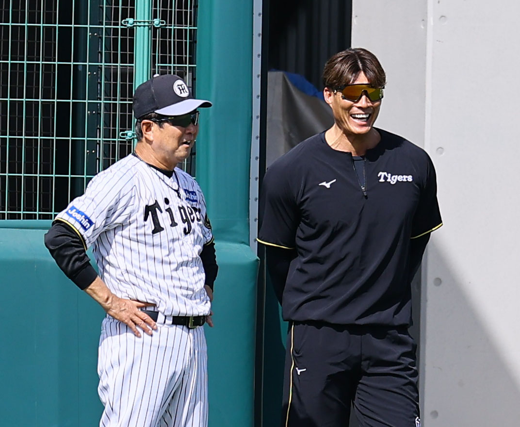 阪神平田2軍監督（左）と話しをする糸井SA（撮影・藤尾明華）