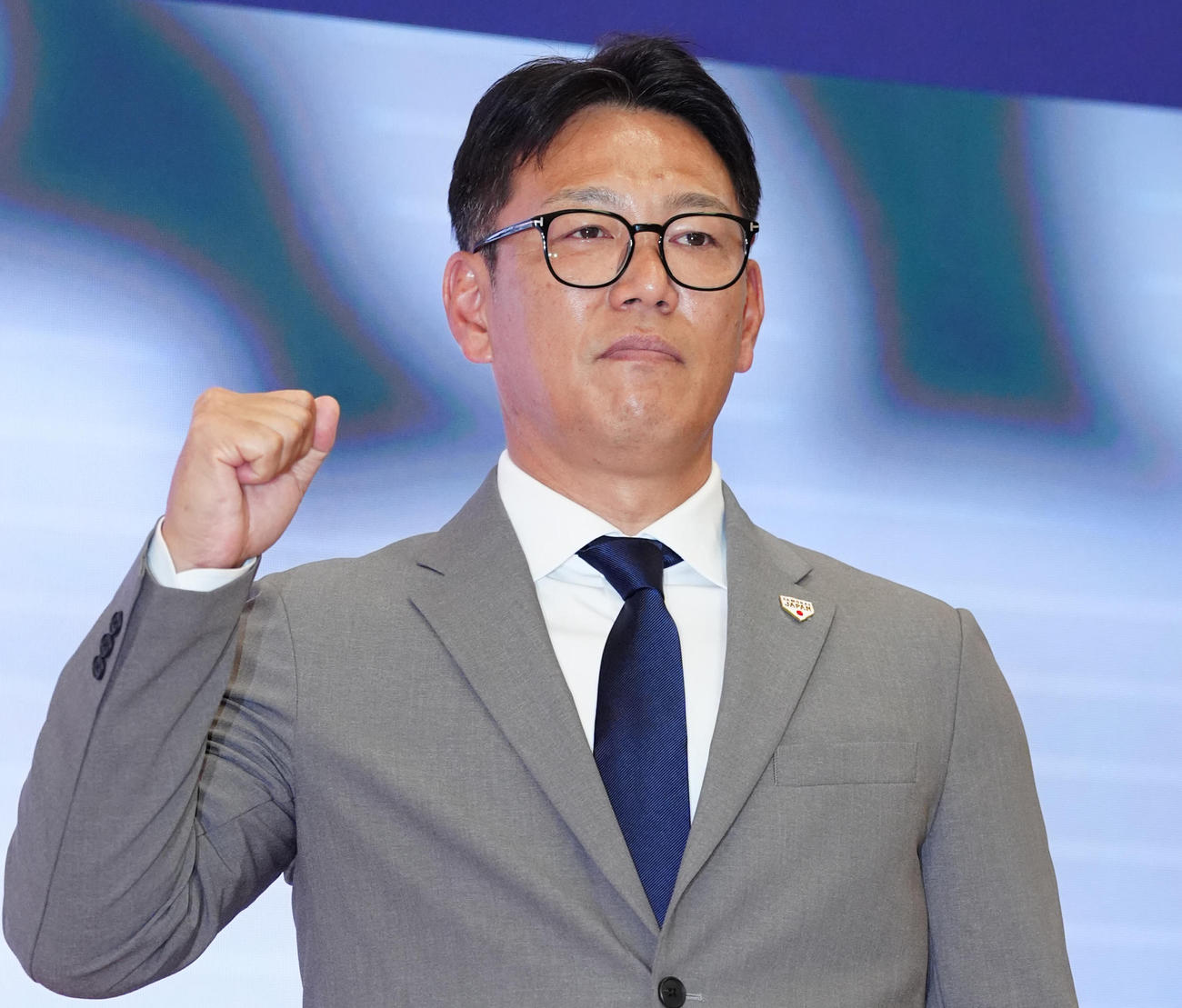 日韓戦のメンバー発表会見に臨み、写真に納まる侍ジャパン井端監督（撮影・江口和貴）