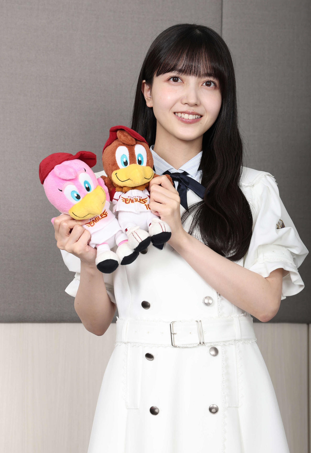 球団マスコットを手にポーズをとる乃木坂46久保史緒里（撮影・丹羽敏通）