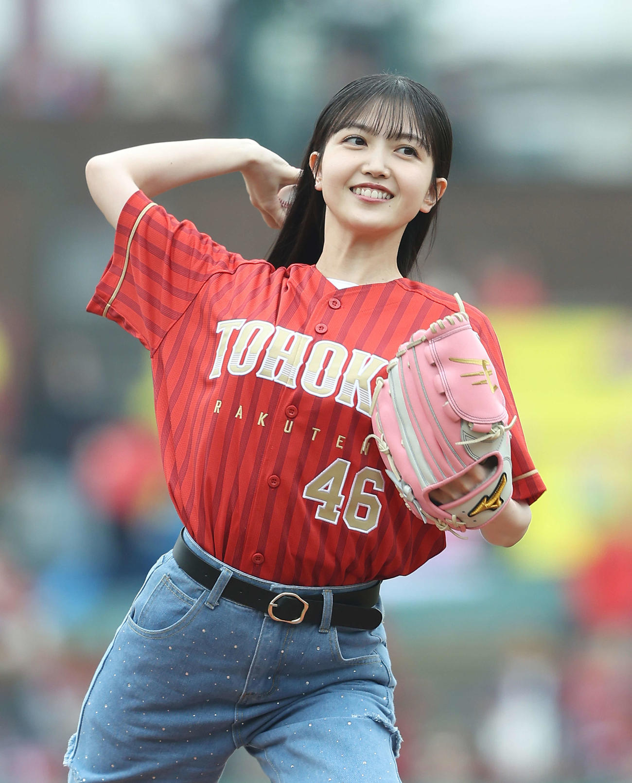 4月、楽天－ロッテ戦でセレモニアルピッチを務める乃木坂46久保史緒里