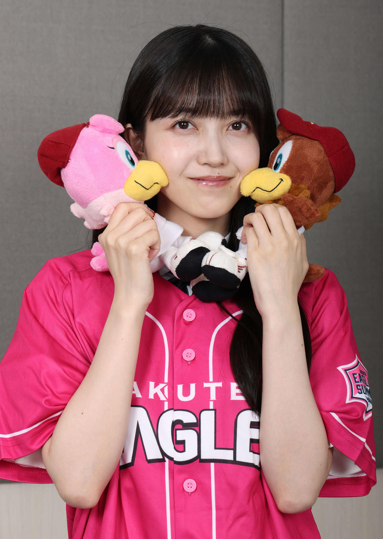 球団マスコットを手にポーズをとる乃木坂46久保史緒里（撮影・丹羽敏通）